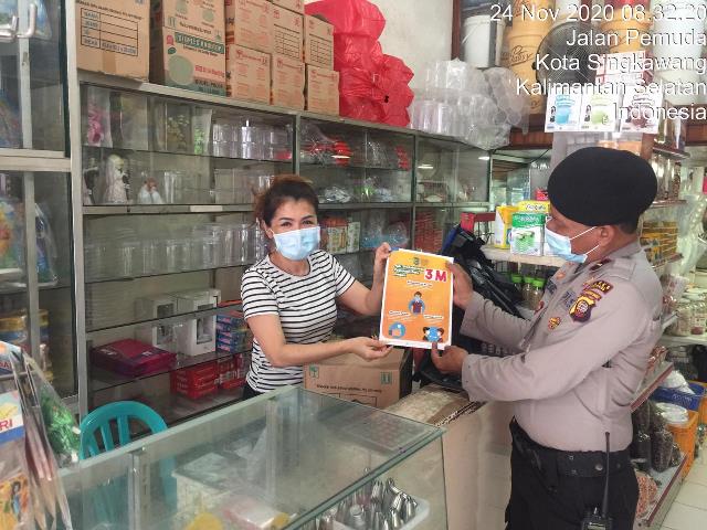 Satbinmas Polres Singkawang sedang memberikan edukasi mengenai protokol kesehatan ke masyarakat di salah satu Warkop.