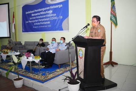 Wakil Wali Kota Pontianak saat sosialisasi pembangunan keluarga dan pencegahan Covid-19.