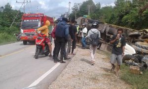 Sempat Pingsan di Dalam Mobil, Supir Truk Hantam Traktor