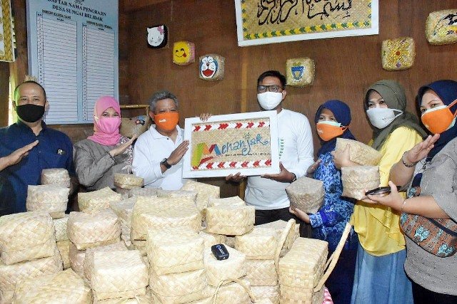 Bupati saat meresmikan kampong bakol di desa sui belidak.