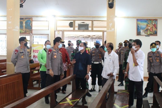 Kapolda Kalbar saat meninjau persiapan salah satu gereja yang akan dijaga petugas dan penerapan protokol kesehatan oleh jemaat saat ibadah Natal.