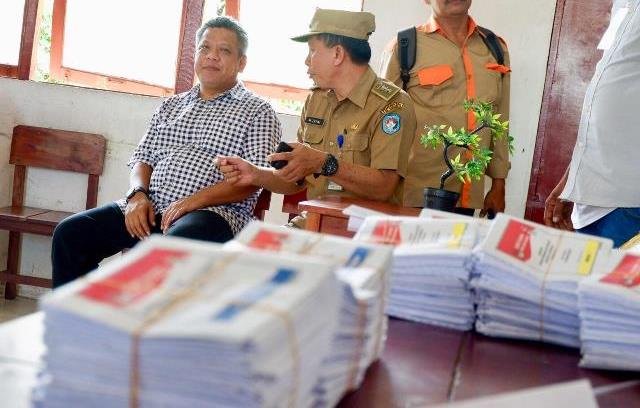 Bupati Kubu Raya saat memantau pelaksanaan pilkades waktu lalu yang masih menggunakan sistem manual.