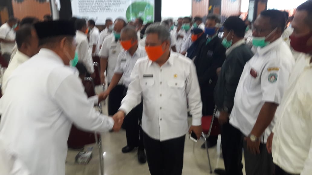 Bupati dan kepala desa saat raker pengelolaan keuangan desa.