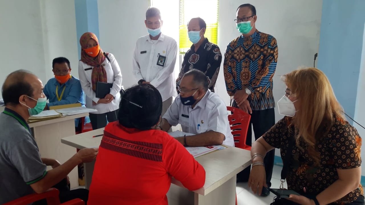 Pernikahan umat konghucu yang resmi didaftarkan menurut hukum perkawinan Indonesia dilaksanakan Disducakpil