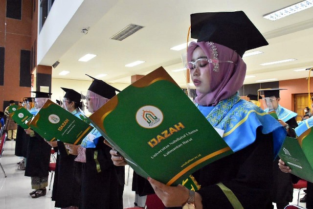 Mahasiswa Universitas Nahdlatul Ulama (UNU) angkatan I yang diwisuda.