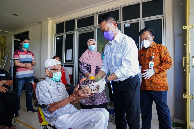 Wali Kota Pontianak saat memberikan bingkisan dan dukungan moril kepada Tadjeri Soelaiman yang dinyatakan sembuh dari Covid-19.