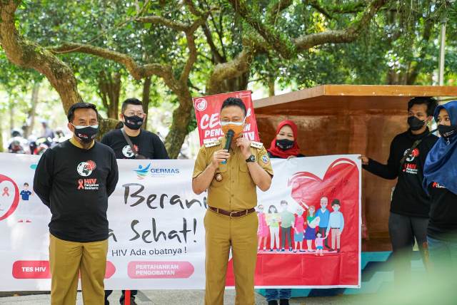 Wali kota Pontianak saat memperingati Hari AIDS se dunia di Tugu Digulis Pontianak.