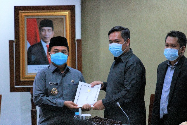 Wakil Wali Kota Pontianak dan unsur pimpinan DPRD saat mengesahkan lima Perda