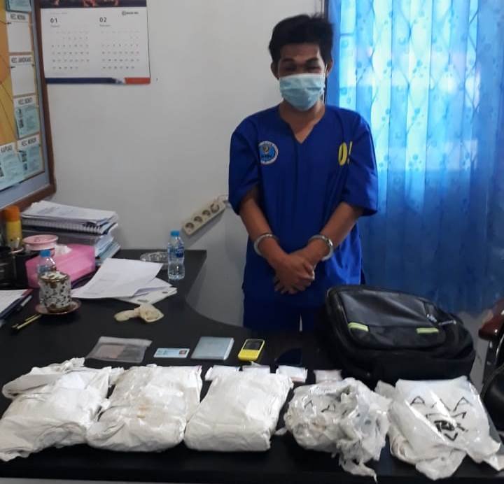 Salah satu barang bukti sabu dan tersangka narkotika jenis sabu yang diamankan petugas waktu lalu.