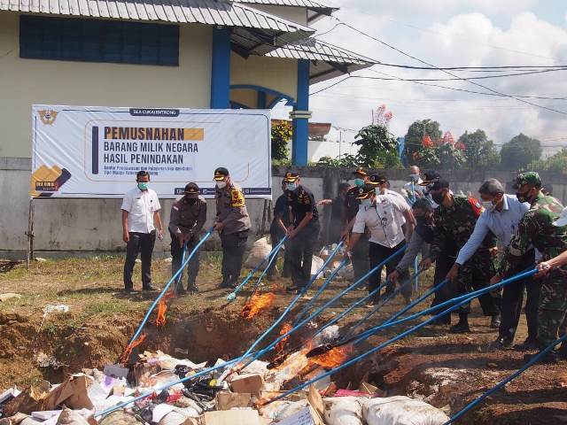 Pemusnahan barang selundupan yang melalui jalur PLBN Entikong oleh isntansi terkait