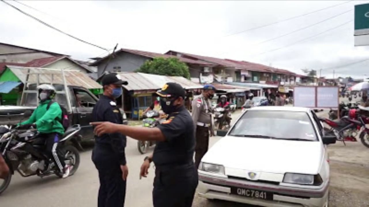 Petugas gabungan melakukan penertiban kendaraan asal Malaysia yang tidak dilengkapi Vehicle Declaration atau masa berlakunya habis.