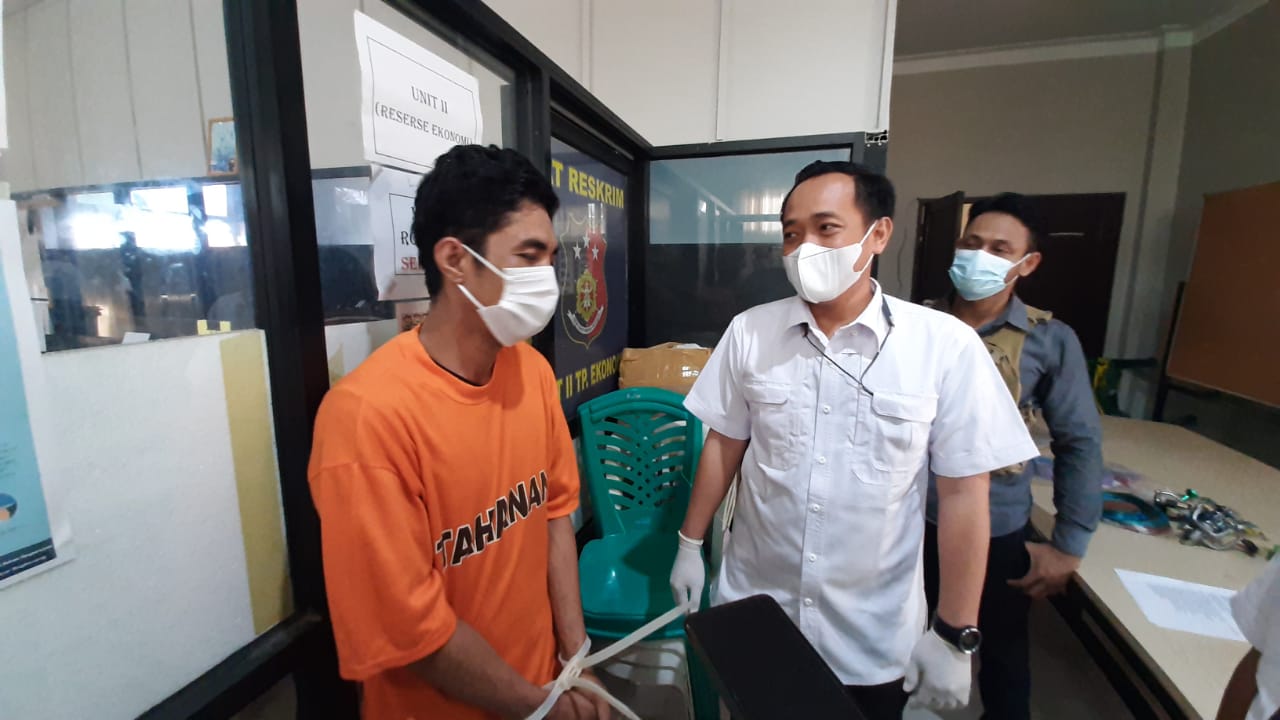 Tersangka yang berhasil diamankan polisi karena melakukan curat di Kelurahan Jawa.