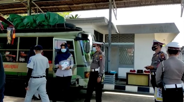 sejumlah kendaraan kendaraan diperiksa (ramchek) oleh petugas gabungan yang terdiri dari Polres, Dishub, Jasa Raharja dan BNNK Singkawang.