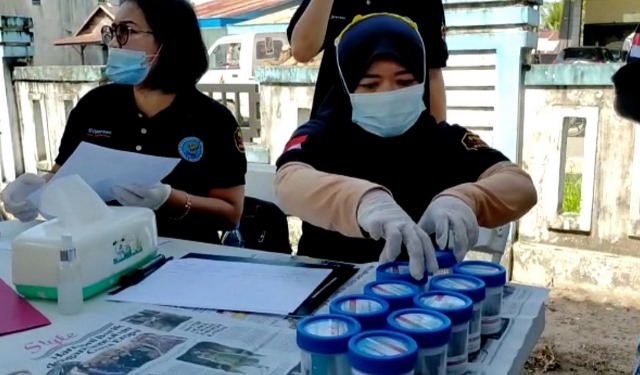 Petugas BNNK saat melakukan tes urine para supir angkutan bus yang membawa penumpang menjelang natal.