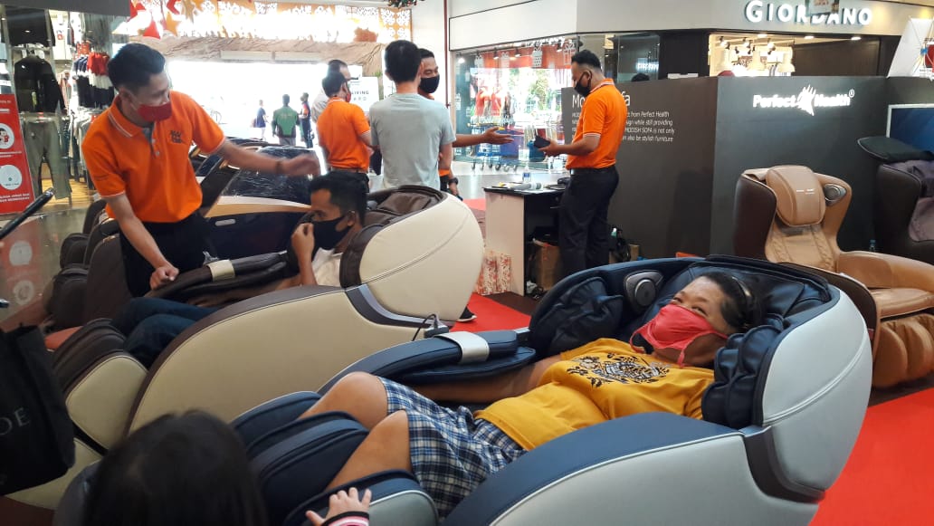 Masyarakat yang mencoba kursi pijat Perfection II produk dari Perfect Health Indonesia