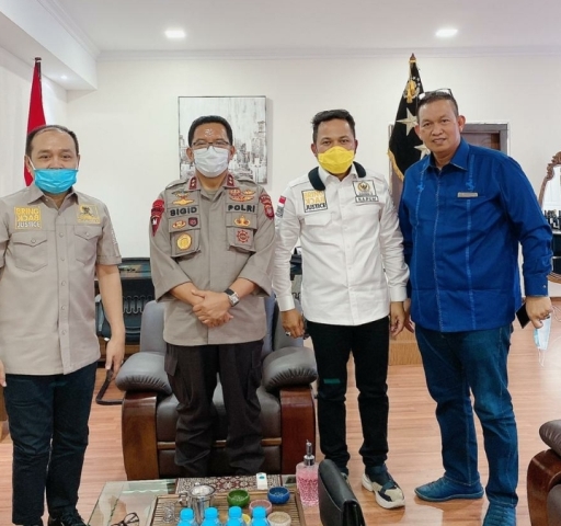 Foto anggota Komisi III DPR RI dan Kapolda Kalbar saat foto bersama dengan Direktur PT BAB