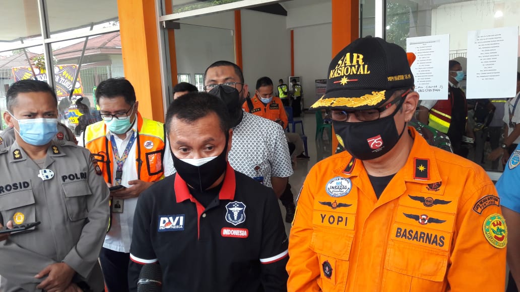 Konfrensi pers pihak-pihak terkait yang berada di Posko Crisis Center Bandara Internasional Supadio.