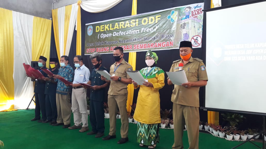 Kepala Desa Teluk Kapuas bersama perangkat desa saat membacakan komitmen ODF.