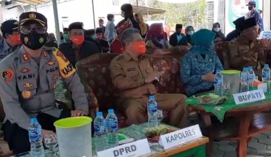 Kapolres Kubu Raya saat menghadiri peresmian Kantor Desa Kali Bandung