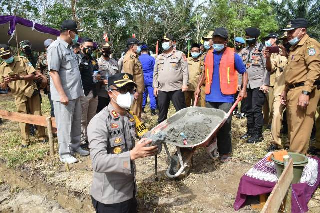 Kapolres Kubu Raya saat meletakan batu pertama pembangunan Mapolsek Terentang yang ditargetkan selesai empat bulan.