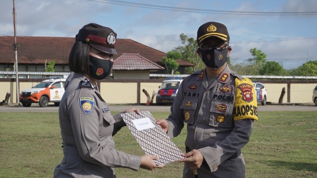 Kapolres Kubu Raya saat memberikan SK kenaikan pangkat kepada salah satu personel.