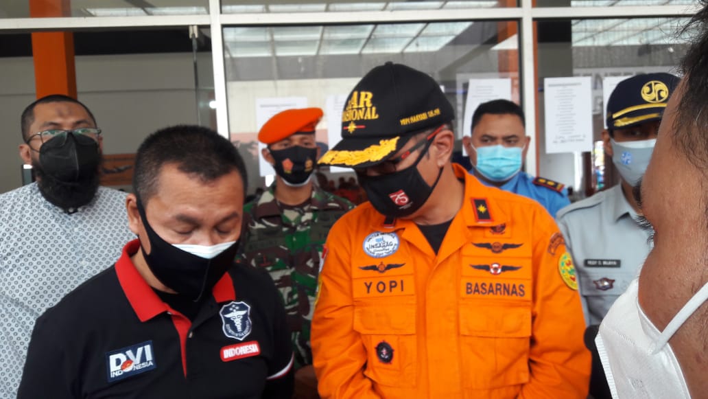 Basarnas, Dokkes Polda Kalbar, Sriwijaya Air dan pihak terkait lainnya di Posko Crisis Center Bandara Supadio.