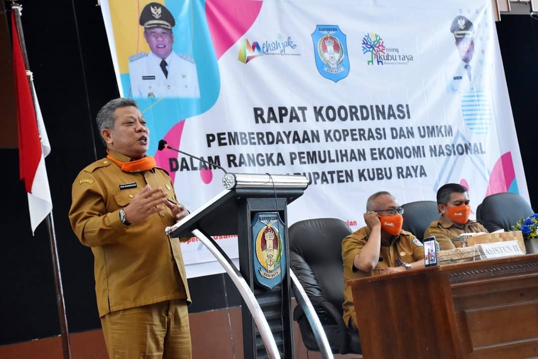 Bupati Kubu Raya saat memberikan arahan kepada UMKM dalam rangka Pemulihan Ekonomi Nasional (PEN).