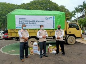 PLN Salurkan Bantuan Korban Banjir Bengkayang dan Lumukutan