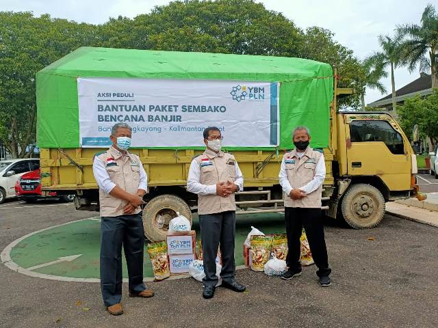 General Manager PLN Kalbar saat melepas bantuan paket sembako untuk korban banjir di Bengkayang dan Lemukutan.