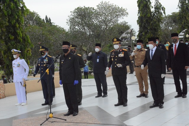 Gubernur Kalbar saat berziarah ke Taman Makam Pahlawan (TMP) Dharma Patria Jaya memperingati HUT Pemprov Kalbar ke-64.