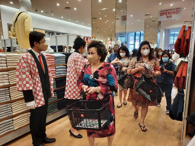 Trên tay áo khoác trần trám lót lông cừu Uniqlo Nhật Bản 2019  2020  Shop  Mẹ Bi