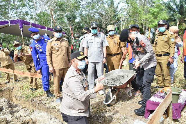 Wakil Kapolda saat meletakan batu pertama pembangunan Mapolsek Terentang yang kebakaran dua minggu lalu.