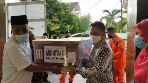 Edi Bantu Angkat Peti Jenazah Syifa Mila