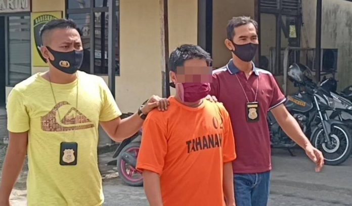 SBS-PELAKU DIGELANDANG KE POLSEK TEBAS Pelaku yang digelandang ke Mapolsek Tebas untuk mempertanggung jawabkan perbuatannya setelah memukul PJF yang meminjamkan uang.