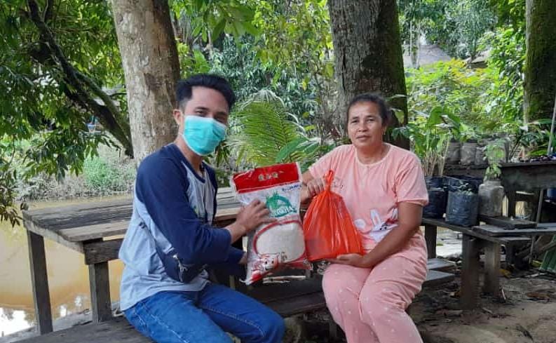 Koordinator TB Care Aisyiyah, Sanggau Romy Sahman saat menyerahkan bantuan.