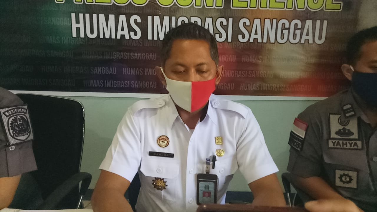 Kasi Teknologi Informasi dan Komunikasi Keimigrasian (TIKIM) Imigrasi Kelas II TPI Sanggau saat memberikan keterangan pers.