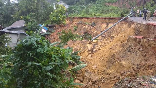 Jalan Trans Kalimantan di Tayan Hilir yang longsor akibat hujan yang turun beberapa hari.