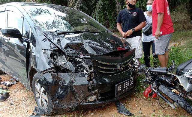 Kondisi kendaraan yang ringsek akibat tabrakan di Jalan Trans Kalimantan Sungai Akar.