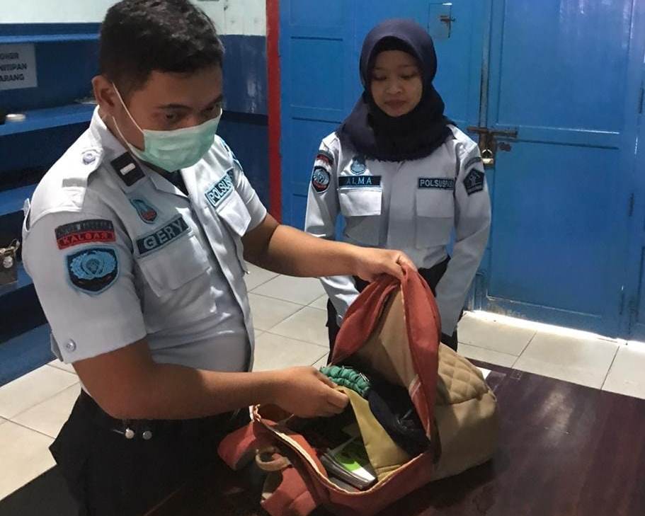 Pemeriksaan terhadap petugas yang melintasi P2U Rutan Kelas II B Sanggau, Selasa (26/1).