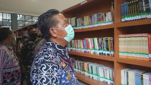 Bupati saat melihat koleksi buku yang tersedia di Gedung Perpustakaan usai diresmikan.