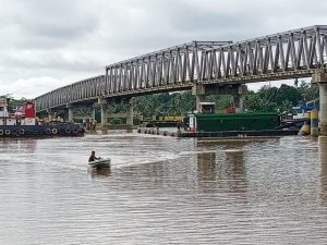 Ponton CPO Tabrak Fender Jembatan Semuntai