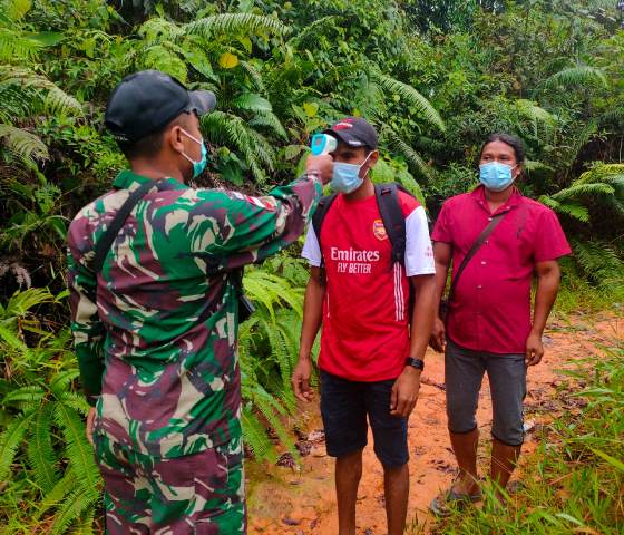 Para PMI yang ketangkap Satgas Pamtas Yonif 642/Kapuas saat melewati jalur tidak resmi sebelah kiri dan kanan di Luar PLBN Entikong.