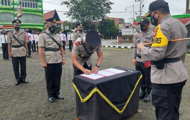 Kapolres Sanggau memimpin sertijab kapolsek dan dua jabatan strategis lainnya.