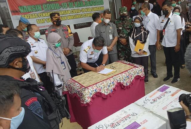 Bupati menandatangani berita acara serahterima vaksin sinovac di gudang instalasi farmasi Sanggau