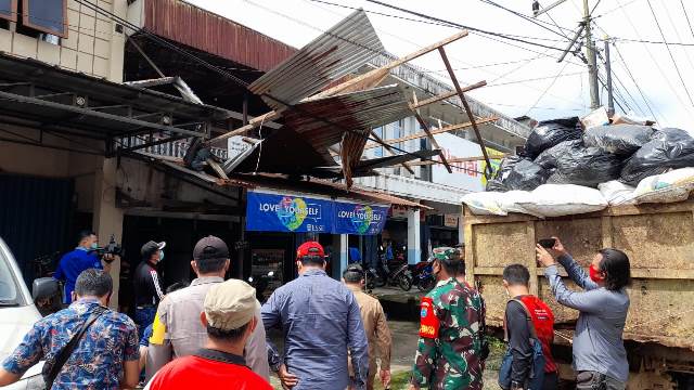 Wakil Bupati didampingi Forkompimda meninjau rumah warga terdampak puting beliung sekaligus menyerahkan bantuan beras.