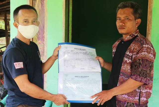 Ketua Divisi Perencanaan data dan informasi KPU Kota Singkawang menunjukan Bahan Data pemuktahiran di trans SP 2 kelurahan Pamilang.