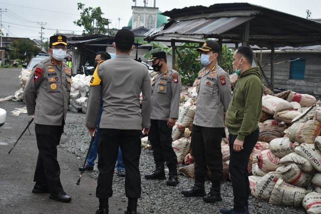 Kapolda Irjen Pol R. Sigid Tri Hardjanto langsung meninjau kebakaran di Polsek Terentang.