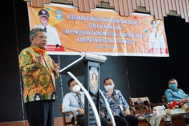 Bupati Kubu Raya saat diskusi kebijakan dan rencana aksi pemulihan ekonomi dan sosial dampak pandemi Covid-19. UMKM menjadi bahasan utama didiskusi tersebut.