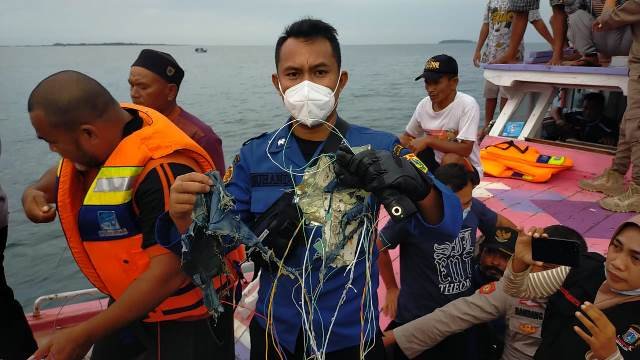 Petugas Basarnas temukan serpihan kabel