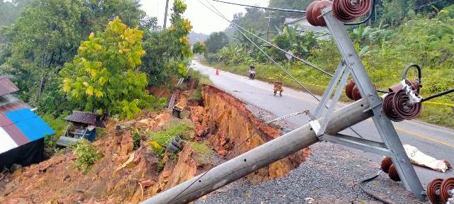 longsor di jalan trans kalimantan di tayan hilir